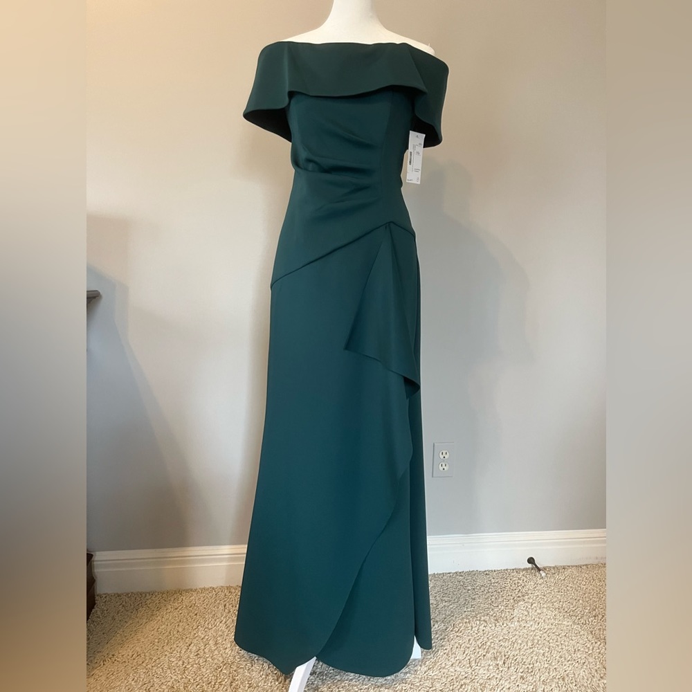 NWT Xscape dark green formal dress, perfect condition.